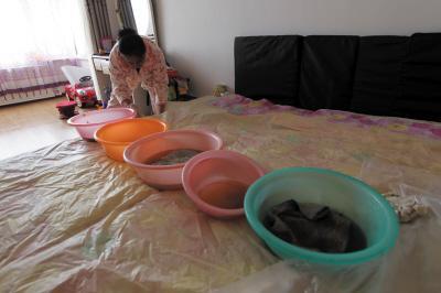 平南楼上漏水，住户失联，小区没物管，业主维权难！律师来支招……